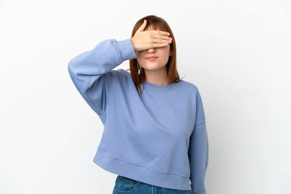 Roodharig Meisje Geïsoleerd Witte Achtergrond Bedekt Ogen Door Handen Wil — Stockfoto