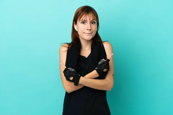 Roodharige Sport Meisje Geïsoleerd Blauwe Achtergrond Wijzend Naar Lateralen Met — Stockfoto