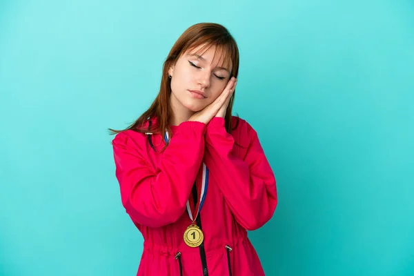 Redhead Κορίτσι Μετάλλια Απομονωμένο Μπλε Φόντο Κάνοντας Χειρονομία Ύπνου Dorable — Φωτογραφία Αρχείου