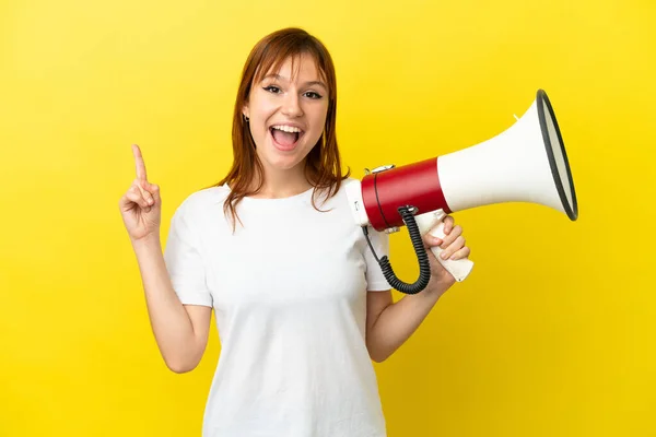 Redhead Girl Isolated Yellow Background Holding Megaphone Pointing Great Idea — Stock Photo, Image
