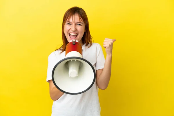 Redhead Girl Isolated Yellow Background Shouting Megaphone Pointing Side — ストック写真