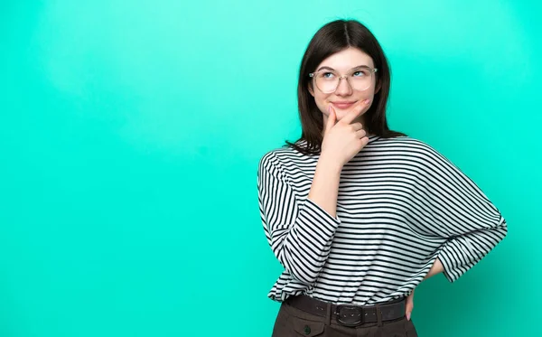 Jong Russisch Vrouw Geïsoleerd Groene Achtergrond Denken Een Idee Terwijl — Stockfoto