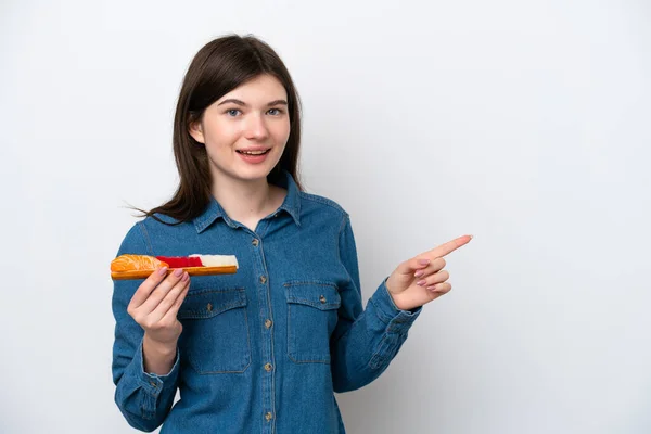 Jovem Mulher Russa Segurando Sashimi Isolado Fundo Branco Apontando Dedo — Fotografia de Stock