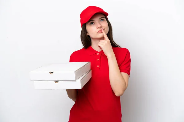 Joven Entrega Pizza Rusa Recogiendo Cajas Pizza Aisladas Sobre Fondo — Foto de Stock