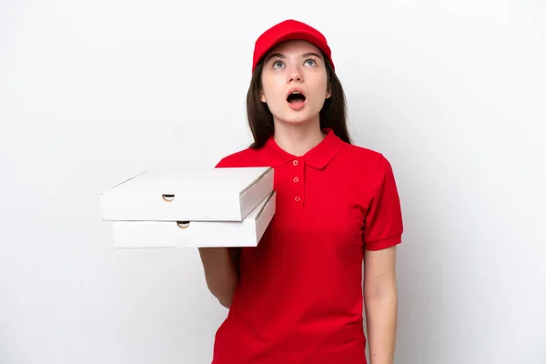 Молодая Российская Доставка Пиццы Подобрав Коробки Пиццы Изолированы Белом Фоне — стоковое фото