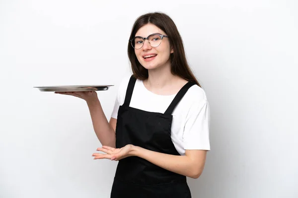 Giovane Chef Donna Russa Con Vassoio Isolato Sfondo Bianco Allungando — Foto Stock