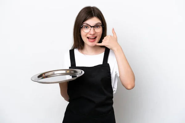 Junge Russische Köchin Mit Tablett Auf Weißem Hintergrund Und Handygesten — Stockfoto