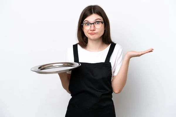 Junge Russische Köchin Mit Tablett Auf Weißem Hintergrund Hat Zweifel — Stockfoto