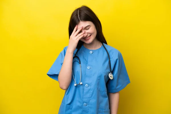 Молодий Хірург Російська Жінка Ізольована Жовтому Фоні Сміється — стокове фото