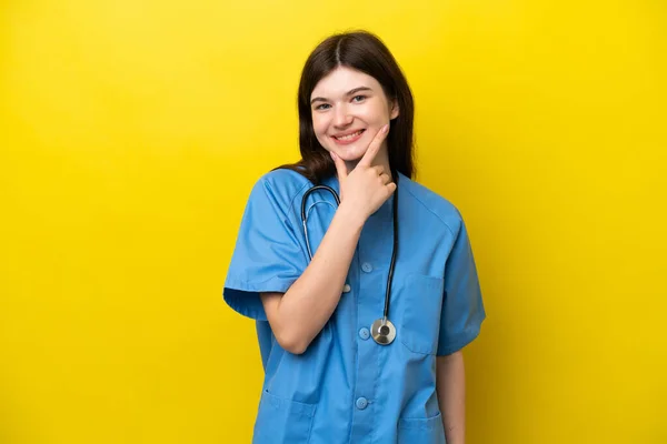 Молодий Хірург Російська Жінка Ізольована Жовтому Фоні Щаслива Посміхається — стокове фото