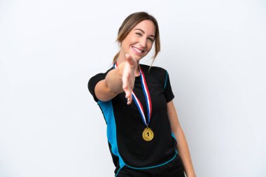 Beyaz arka planda izole edilmiş, iyi bir anlaşma yaptığı için tokalaşan beyaz madalyalı genç beyaz kadın.