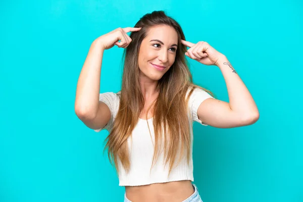 Young Caucasian Woman Isolated Blue Background Having Doubts Thinking — Stock Photo, Image