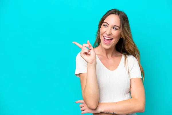 Junge Kaukasische Frau Isoliert Auf Blauem Hintergrund Der Absicht Die — Stockfoto