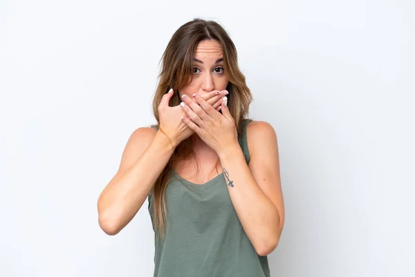 Ung Kaukasisk Kvinna Isolerad Vit Bakgrund Täcker Munnen Med Händerna — Stockfoto