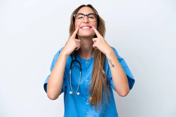 Молода Хірург Лікарка Ізольована Синьому Фоні Посміхаючись Щасливим Приємним Виразом — стокове фото