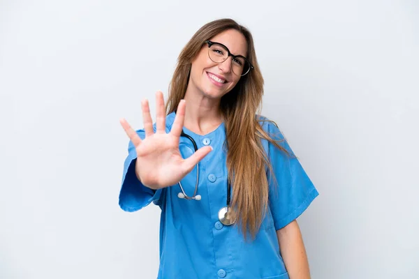 若いです外科医の女性隔離上の青の背景カウント5とともに指 — ストック写真