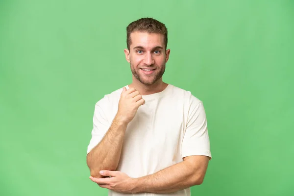 Jonge Knappe Blanke Man Geïsoleerd Groene Chroma Achtergrond Lachen — Stockfoto