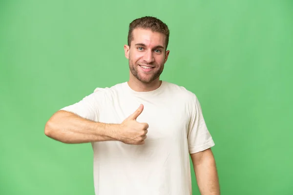 Jovem Bonito Caucasiano Homem Isolado Verde Croma Fundo Dando Polegares — Fotografia de Stock