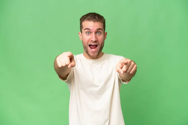 Yeşil Krom Arka Planda Izole Edilmiş Yakışıklı Beyaz Adam Şaşırmış — Stok fotoğraf