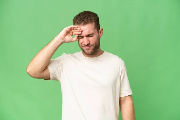 Ung Stilig Kaukasisk Man Isolerad Grön Krom Bakgrund Med Trött — Stockfoto