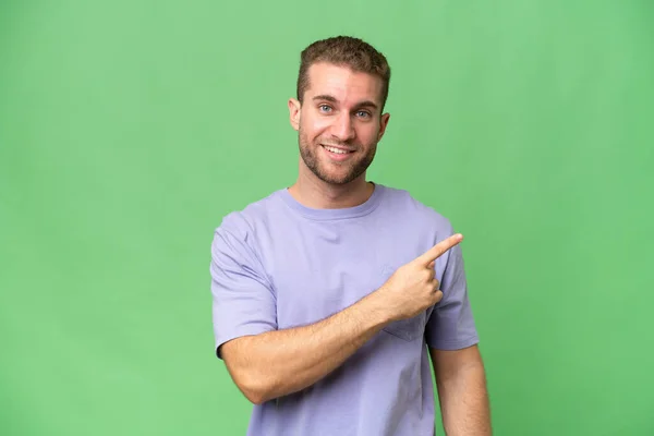 Young Handsome Caucasian Man Isolated Green Chroma Background Pointing Side — Stock Photo, Image