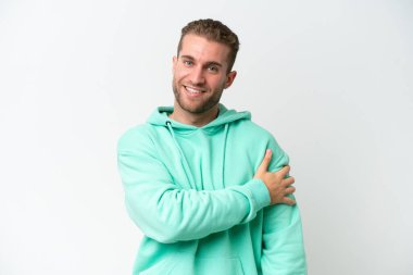 Beyaz arka planda izole edilmiş yakışıklı beyaz adam gülüyor.