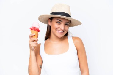 Beyaz arka planda izole edilmiş kornet dondurmalı beyaz bir kadın.