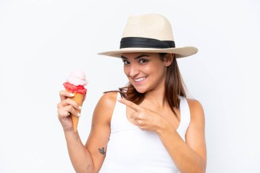 Beyaz arka planda izole edilmiş kornet dondurmalı beyaz bir kadın.