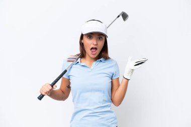 Beyaz arka planda izole bir şekilde golf oynayan beyaz bir kadın.