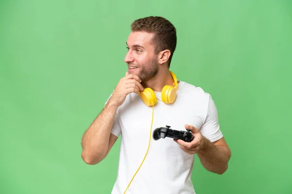 Jovem Homem Bonito Jogando Com Controlador Videogame Isolado Fundo Croma — Fotografia de Stock