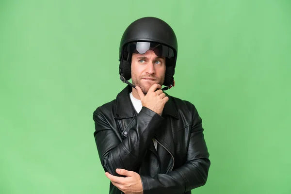 Joven Hombre Caucásico Con Casco Moto Aislado Sobre Fondo Croma —  Fotos de Stock