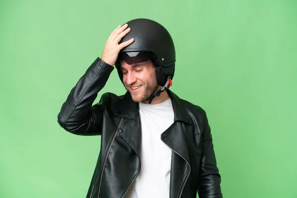 Junger Kaukasischer Mann Mit Motorradhelm Auf Grünem Hintergrund Hat Etwas — Stockfoto
