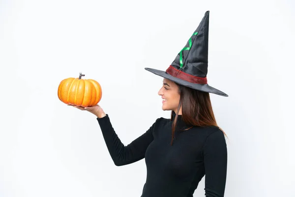 Giovane Donna Caucasica Costume Strega Che Tiene Una Zucca Isolata — Foto Stock