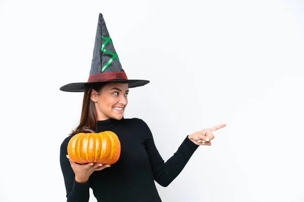 Giovane Donna Caucasica Costume Strega Che Tiene Una Zucca Isolata — Foto Stock