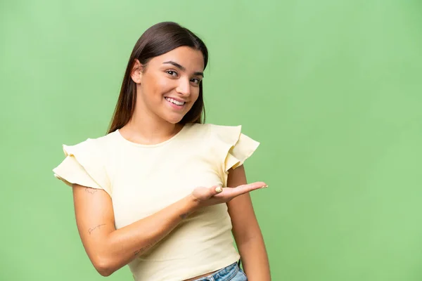 Jonge Blanke Vrouw Geïsoleerd Groene Chroma Achtergrond Presenteren Van Een — Stockfoto