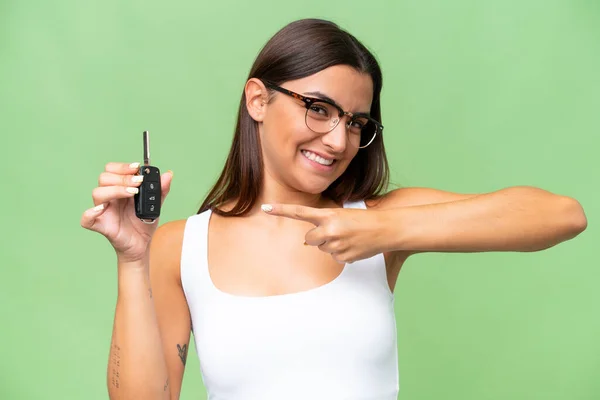 Giovane Donna Caucasica Possesso Chiavi Auto Isolate Sfondo Verde Croma — Foto Stock