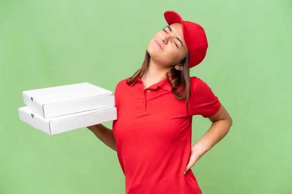 Pizza Dostawy Kaukaska Kobieta Munduru Pracy Podnoszenia Pudełka Pizzy Izolowane — Zdjęcie stockowe