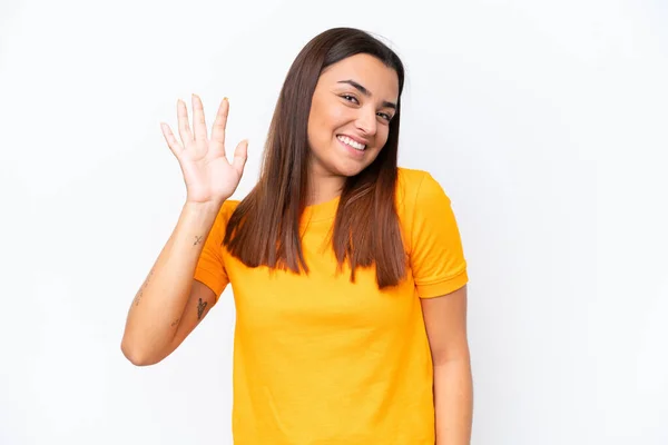 Νεαρή Καυκάσια Γυναίκα Απομονωμένη Λευκό Φόντο Χαιρετώντας Χέρι Χαρούμενη Έκφραση — Φωτογραφία Αρχείου