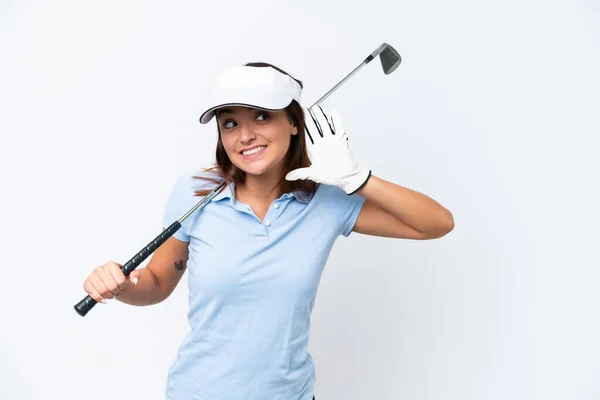 年轻的高加索女人在打高尔夫球时被白色背景隔离 用手捂住耳朵听着什么 — 图库照片
