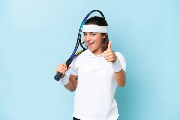 Genç Tenisçi Kadın Mavi Arka Planda Izole Edildi Başparmakları Havada — Stok fotoğraf