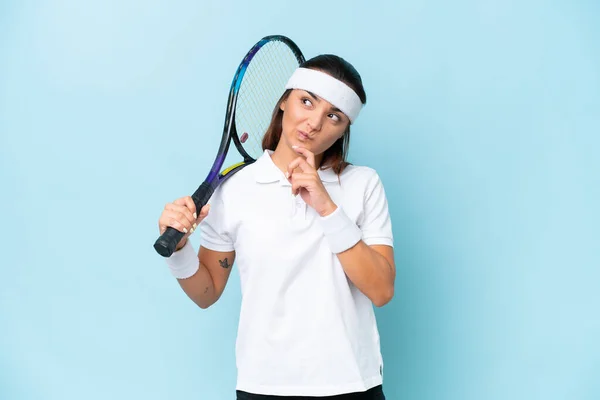 Joven Jugadora Tenis Aislada Sobre Fondo Azul Mirando Hacia Arriba — Foto de Stock