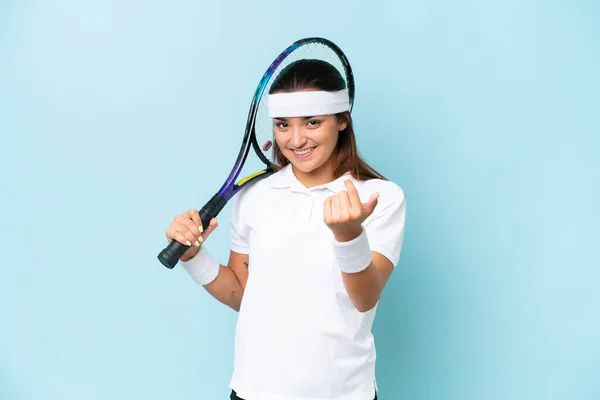 Молода Тенісистка Ізольована Синьому Фоні Запрошуючи Прийти Рукою Щасливий Прийшов — стокове фото