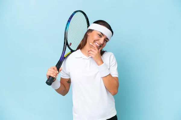 Молода Тенісистка Ізольована Синьому Фоні Щаслива Усміхнена — стокове фото