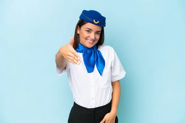 Stewardessa Samolot Kaukaska Kobieta Odizolowany Niebieskim Tle Ściskając Dłonie Zamknięcie — Zdjęcie stockowe