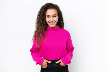 Genç Arap kadın beyaz arka planda yalnız gülüyor.