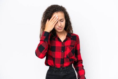 Beyaz arka planda baş ağrısı olan genç bir Arap kadın.