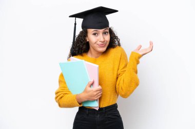 Arap üniversitesinden mezun bir kadın beyaz arka planda kitap tutarken şüphe içinde el kaldırıyor.