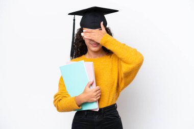 Arap üniversitesinden mezun bir kadın beyaz arka planda el ele tutulan kitapları tutuyor. Bir şey görmek istemiyorum.