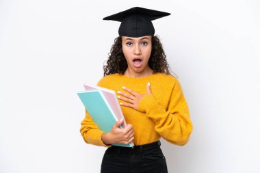 Arap üniversitesinden mezun bir kadın elinde beyaz arka planda kitap tutarken şaşırmış ve şok olmuştu.