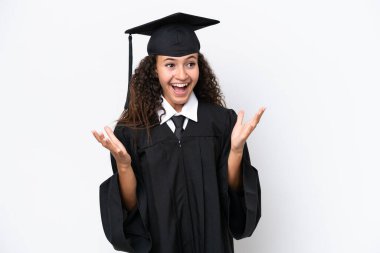 Genç üniversite mezunu Arap bir kadın, beyaz arka planda şaşırmış bir yüz ifadesiyle izole edilmiş.